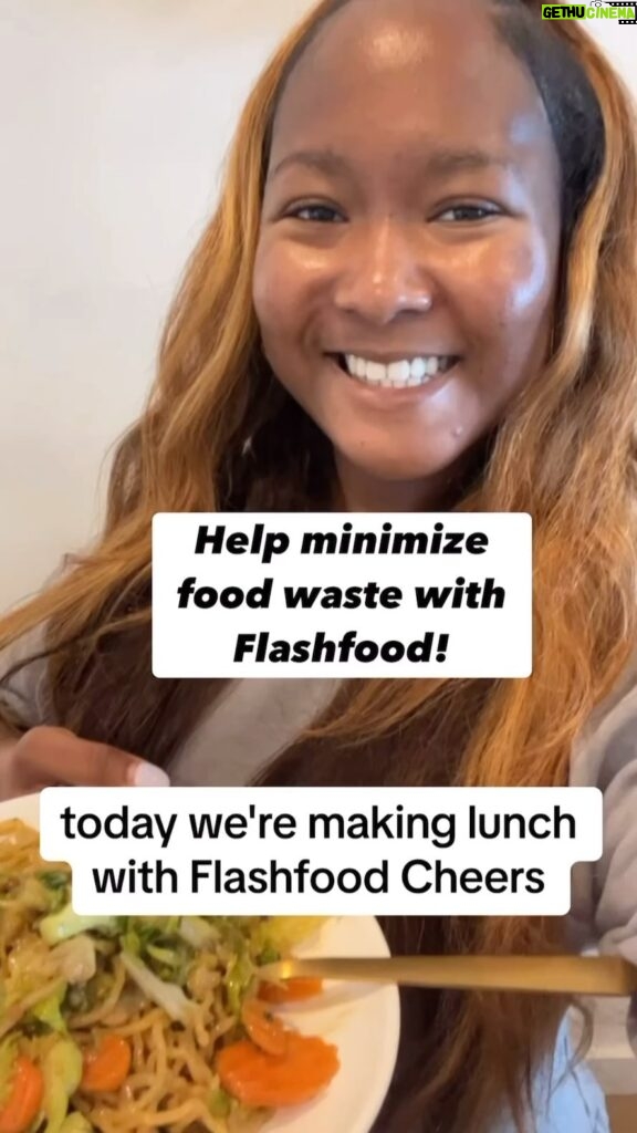 Donshea Hopkins Instagram - This stir fry minimizes food waste and saves money! With @Flashfood #Flashfood #Ad