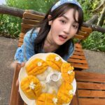 Dora Hsieh Instagram - 在泰國最無法抗拒的就是芒果糯米飯 還有夜市的舒服洋裝跟可愛髮帶 在泰國怎麼購物慾一直暴漲咧 幸好我自己帶的涼鞋超舒服，沒理由買鞋了🤣🤣 好啦 朵媽羨慕到爆，只好這次好好做功課，下次帶她來玩🥰 💅🏻： @imsony.tw 👡： @dafshoes