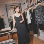 Dora Hsieh Instagram - 昨天跟樂到 #微風之夜 玩耍超開心 好久沒一次見到這麼多人了🤣🤣 很開心這次 @imaginextw 帶我們一起直播 分享了好多 @clubmonaco 的新品（我後來直接帶走前男友婚禮那套了嘿嘿） 大家看的開心嗎～昨天直播印象最深刻最好笑的是哪個部分呢 欸 知道我為什麼問嗎 因為我也多要了三個非賣品托特包在這篇文要給大家抽獎啦😎😎😎😎 一樣！5/17前分享這篇文並留言告訴我直播讓你們印象最深刻的部分 送好送滿是必須的，畢竟昨天很快樂的當了一天你們的漂亮寶貝嘛😌😌😌 Make up: @backstagejimywu Hair: @80sstudio 吳非 @nofly644 攝影： @kay820one 凱華、Neo
