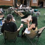 Dora Hsieh Instagram - 怎麼會有一群這麼懂玩懂照顧人懂生活的人們呢 每次開口問需要我做什麼回答都是「坐好！」 讓我廢的理所當然 啊⋯當然也用我差透了的酒量為大家帶來了邊睡覺邊吃雞腳的表演 希望下回 下回我還是想繼續當沒用的我🫶🏻🫶🏻