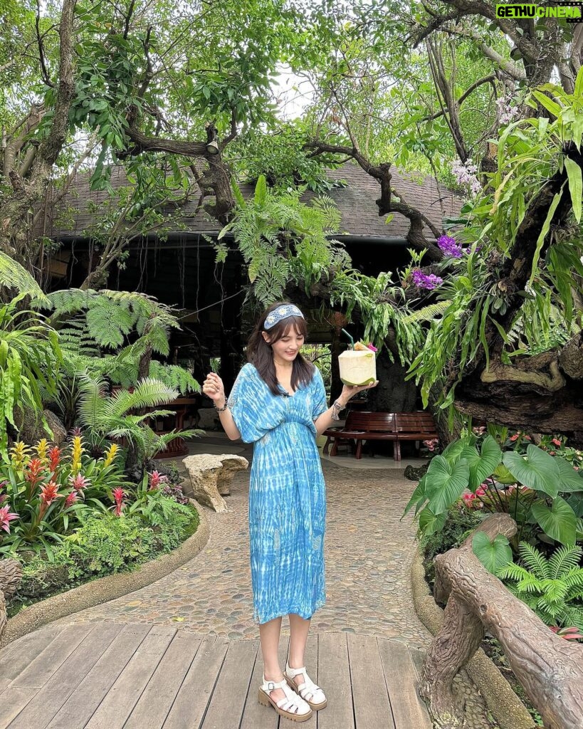 Dora Hsieh Instagram - 在泰國最無法抗拒的就是芒果糯米飯 還有夜市的舒服洋裝跟可愛髮帶 在泰國怎麼購物慾一直暴漲咧 幸好我自己帶的涼鞋超舒服，沒理由買鞋了🤣🤣 好啦 朵媽羨慕到爆，只好這次好好做功課，下次帶她來玩🥰 💅🏻： @imsony.tw 👡： @dafshoes