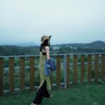 Dora Hsieh Instagram - 幸運的是 每當我對某人事物執念太強的時候 就會被朋友帶著出去放空，或是被某句話打中 最近喜歡的話是 「無欲則剛，不要最大」 人生除了生死其他都是擦傷啦🧡 - 對了，本週的 #朵起來講 已上線 邀請 #白目情侶週記 ㄉ好盆友 @rqverycute @boo_1110 來聊MBTI 完整呈現了I、E人的差別之餘 T人的阿Q真的好煩！！！！！ 你們記得聽🤣🤣🤣 - 外套、針織背心： @queenshoplife #qsootd #qs總監指定款