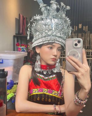 Dora Hsieh Instagram - 聽說這個頭飾是苗族要嫁人才會戴的
我戴了一整天
脫單就是今天ㄌ？

#龍崗米干節 
#米干碗豆粉大薄片都要吃到欸