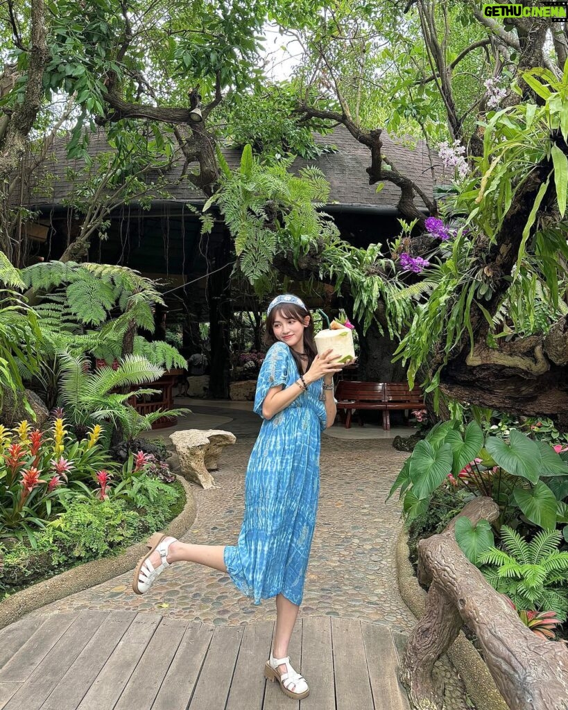 Dora Hsieh Instagram - 在泰國最無法抗拒的就是芒果糯米飯 還有夜市的舒服洋裝跟可愛髮帶 在泰國怎麼購物慾一直暴漲咧 幸好我自己帶的涼鞋超舒服，沒理由買鞋了🤣🤣 好啦 朵媽羨慕到爆，只好這次好好做功課，下次帶她來玩🥰 💅🏻： @imsony.tw 👡： @dafshoes