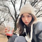 Dora Hsieh Instagram - 消失了兩天，我過的超級好請放心🤪 浮出水面跟大家分享今天自己去公園看花曬太陽（也喝到了超難喝飲料🥤難喝到我笑出來） 順便提醒你們，本週 #朵起來講 已上線 很適合現在的我的主題，就是天馬行空閒聊特輯 有沒有可能反而是你們最愛聽的哈哈哈哈哈哈 再次跟大家安利一下美甲💅🏻是 @imsony.tw 做的 現在看到手指心情都超好❤️