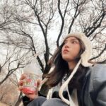 Dora Hsieh Instagram - 消失了兩天，我過的超級好請放心🤪 浮出水面跟大家分享今天自己去公園看花曬太陽（也喝到了超難喝飲料🥤難喝到我笑出來） 順便提醒你們，本週 #朵起來講 已上線 很適合現在的我的主題，就是天馬行空閒聊特輯 有沒有可能反而是你們最愛聽的哈哈哈哈哈哈 再次跟大家安利一下美甲💅🏻是 @imsony.tw 做的 現在看到手指心情都超好❤️