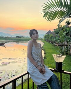 Dora Hsieh Instagram - 今天凌晨四點就起床 但看到了像是奇幻世界的景色 天空超像有魔法的 好讚 真的愛上清邁了啦💛💛 All: @no.11official