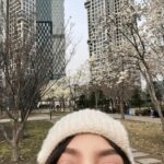 Dora Hsieh Instagram - 消失了兩天，我過的超級好請放心🤪 浮出水面跟大家分享今天自己去公園看花曬太陽（也喝到了超難喝飲料🥤難喝到我笑出來） 順便提醒你們，本週 #朵起來講 已上線 很適合現在的我的主題，就是天馬行空閒聊特輯 有沒有可能反而是你們最愛聽的哈哈哈哈哈哈 再次跟大家安利一下美甲💅🏻是 @imsony.tw 做的 現在看到手指心情都超好❤️