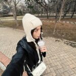 Dora Hsieh Instagram - 消失了兩天，我過的超級好請放心🤪 浮出水面跟大家分享今天自己去公園看花曬太陽（也喝到了超難喝飲料🥤難喝到我笑出來） 順便提醒你們，本週 #朵起來講 已上線 很適合現在的我的主題，就是天馬行空閒聊特輯 有沒有可能反而是你們最愛聽的哈哈哈哈哈哈 再次跟大家安利一下美甲💅🏻是 @imsony.tw 做的 現在看到手指心情都超好❤️