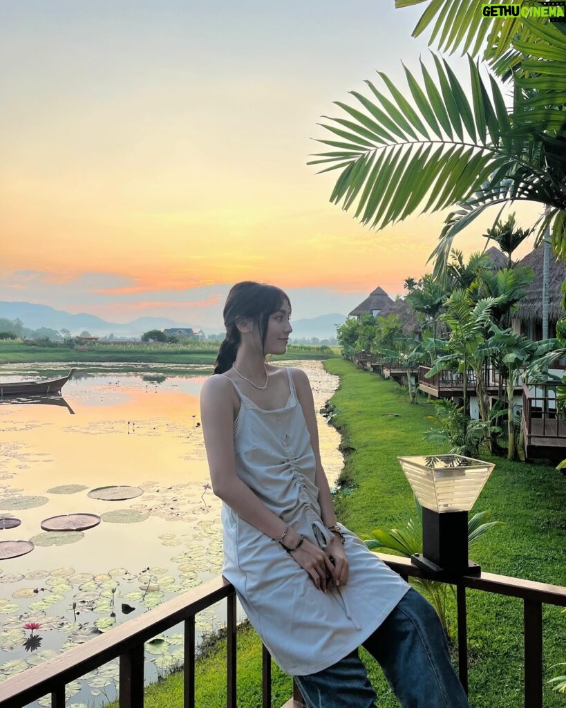 Dora Hsieh Instagram - 今天凌晨四點就起床 但看到了像是奇幻世界的景色 天空超像有魔法的 好讚 真的愛上清邁了啦💛💛 All: @no.11official