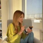 Doretta Papadimitriou Instagram - Τρέχω όλη μέρα; Τρέχω. Έχω τον χρόνο που θα ήθελα να φροντίσω τον εαυτό μου; ΔΕΝ τον έχω. Έχω όμως την λύση για λαμπερό δέρμα, γερά μαλλιά και υγιή νύχια🌟 Γιατί έχω το Collagen από τη Sky Premium Life, το απόλυτο συμπλήρωμα διατροφής που εύκολα, γρήγορα, και αποτελεσματικά με φροντίζει κάθε μέρα! Κι έχει και υπέροχη γεύση φράουλα 🍓 Τι άλλο να πω; Έχουμε βρει την λύση ✌🏻 #Collagen #SkyPremiumLife #supplements #wellness #ad