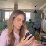 Doretta Papadimitriou Instagram - Εμείς μπήκαμε οικογενειακώς στο πρόγραμμα Nova Family, μειώνοντας κατά πολύ το κόστος της κινητής. Οριακά δεν βάλαμε και την Κατερίνα 😬 #Νοva #NovaMobile #NovaFamilyPlan