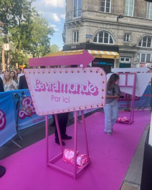 Dorothée Pousséo Instagram - Merveilleuse soirée pour cette pépite de film!!! Foncez voir BARBIE vous allez adorer c’est sûr! C’est tellement intelligent et drôle ☺️ Et tellement rose !!! Comme son public ce soir 💖💖💖

@6pri1 @natoogram @melococo @aurel__i_e @warnerbrosfr #barbiemovie #barbie #avantpremiere #pink