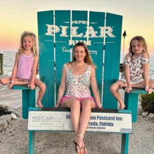 Dorothée Pousséo Instagram - Au bout du monde avec vous mes filles…il y a rien de mieux…❤️

Pic by @nathalie_homs 
#floridakeys #holiday #familybreak #roadtrip