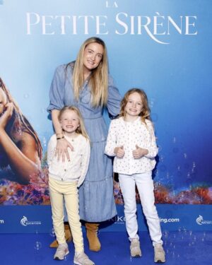 Dorothée Pousséo Instagram - Merci @disneyfr de m’accorder une fois de plus votre confiance en me confiant le rôle d’Eureka. C’est une fois de plus un merveilleux cadeau 🙏❤️ Avec une team de fou @jmvaubien_off @martinfaliu @cerisecalixte Simon Faliu Magalie Bonfils 

#lapetitesirene #littlemermaid #vf #avantpremiere #eureka #scuttle
