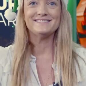 Dorothée Pousséo Instagram - Cette année, je soutiens l’opération solidaire de noël du @secourspopparis 🤝 

J’ai décidé de devenir un père noël vert ! 🎅 

Les Pères Noël verts permettent aux enfants, aux étudiants, aux familles, aux personnes âgées ou isolées dans la précarité, aux sans-abris de fêter Noël et la nouvelle année dans la dignité grâce vos cadeaux et vos dons. 🎄 

Oui, les pères noël verts existent ! C’est vous, c’est nous. ✨ 

Pour que Noël n’oublie personne, vous aussi devenez père noël vert en déposant un jouet dans l’une des antennes du @secourspopparis ou en faisant un don ! 🎁

➡ Rendez-vous sur peresnoelsverts.secourspopparis.org 

#LesPeresNoelVertsExistent #SecoursPopParis