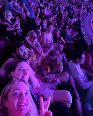 Dorothée Pousséo Instagram - Merveilleuse soirée pour cette pépite de film!!! Foncez voir BARBIE vous allez adorer c’est sûr! C’est tellement intelligent et drôle ☺️ Et tellement rose !!! Comme son public ce soir 💖💖💖

@6pri1 @natoogram @melococo @aurel__i_e @warnerbrosfr #barbiemovie #barbie #avantpremiere #pink