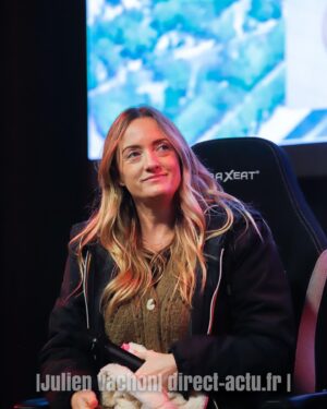 Dorothée Pousséo Instagram - Quand on travaille dans l’ombre mais qu’on a des petits moments dans la lumière pour rencontrer nos fans, ça donne cette tête de ravie ❤️ 

#convention #parismanga #rencontre #fan #doublage