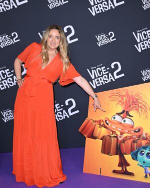 Dorothée Pousséo Instagram - Aucun mot ne serait assez fort pour exprimer ma reconnaissance… merci @disneyfr @pixar  de me faire toujours confiance. Merci pour ce merveilleux rôle (de composition pour ceux qui me connaissent!), qu’est Anxiété. Merci de me mettre en lumière aux côtés de ces sublimes comédiens reconnus sur cette scène mythique @legrandrex ! Je suis que « joie » maintenant !! 
Rdv dans les salles pour VICE VERSA 2 🩷
