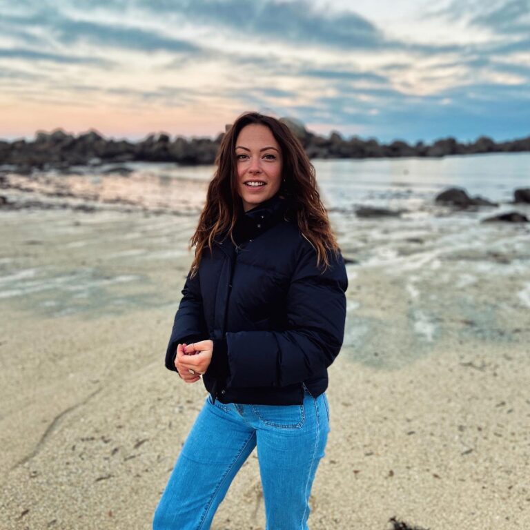 Dounia Coesens Instagram - Sur une plage du Finistère.. Je suis tombée amoureuse de cette région ressourçante et tellement belle 🤍🌎 Merci @toutcommenceenfinistere pour cette découverte et j’espère à bientôt. @laetitia_fr_ 📸 @grainedemagie