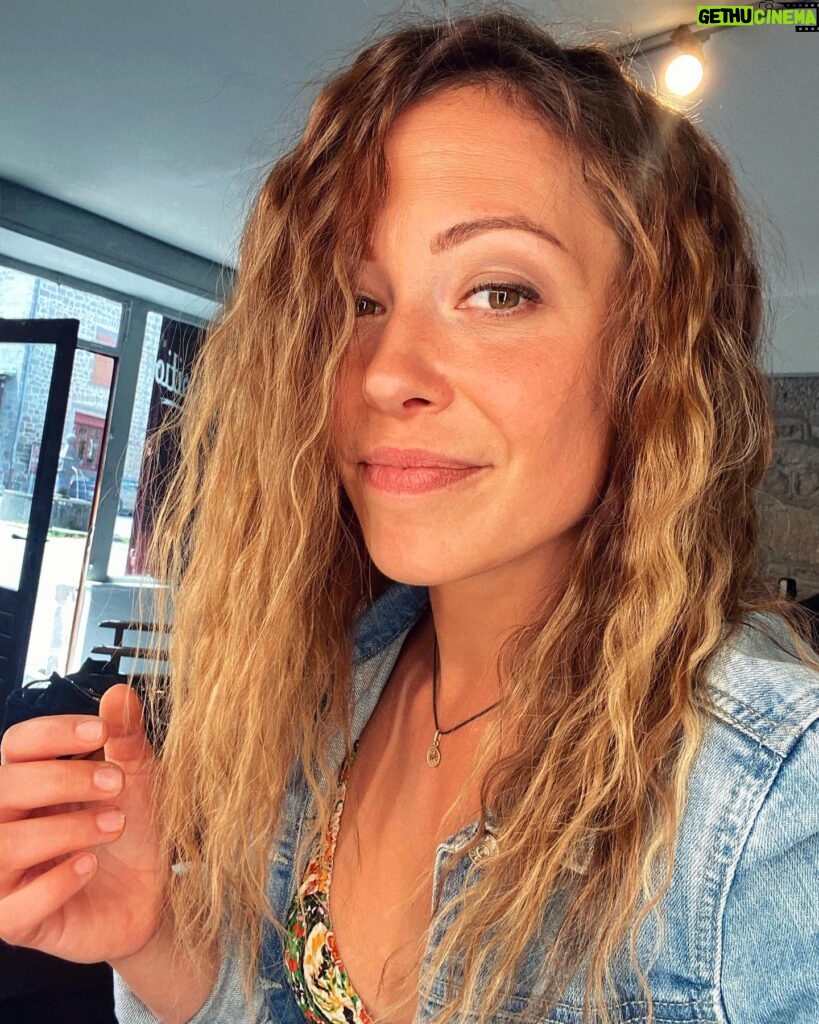 Dounia Coesens Instagram - Nouvelle coiffure pour le personnage de Emma 🎬 ✂️ Sylvie Mathevet @france3 #lescharognards #ladocetleveto #episode4