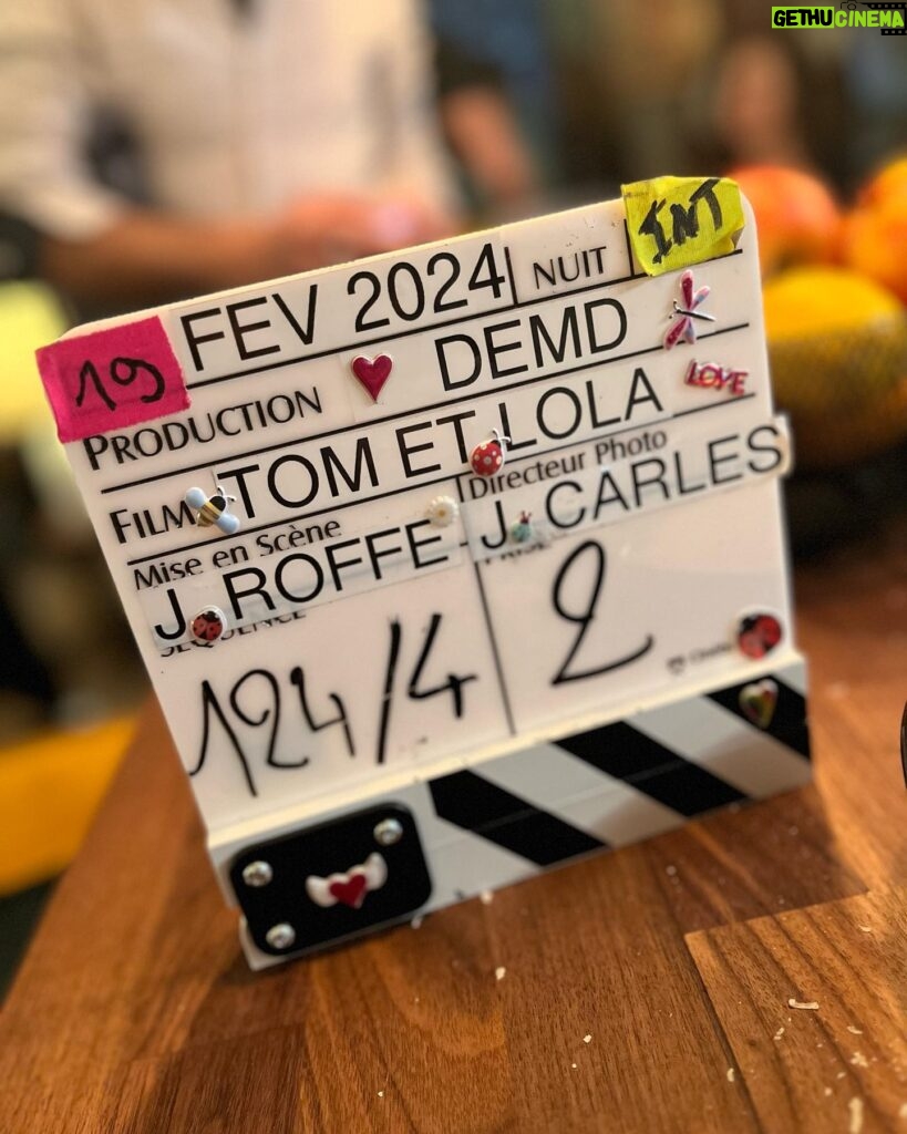 Dounia Coesens Instagram - Je vous présente « Tom et Lola » Fin d’une 2ème cession de tournage, encore 4 épisodes tournés 🎬 2 amis d’enfance en coloc, tous 2 flics qui tentent de gérer leur boulot et leur famille. Hâte que vous découvriez ces personnages un peu fou, en fin d’année sur @france2 ! Merci à mon partenaire @pierreyves_bon ❤️ aux producteurs @sebastien.pavard @cyril.hgl ainsi qu’aux réalisateurs @jason_roffe @kopeckystephane @octaveraspail @thierry1169 Avec @gregoirepaturel @elodievarletofficiel @yassine.hitch @evelyneelgarbyk @mariehelene.lentini @leeloo_eyme @evalipmann @gabinvisona @jeremiepoppe @blandinepapillon