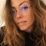 Dounia Coesens Instagram – Nouvelles lunettes VS Je vois enfin que 2021 va étrangement ressembler à 2020 .. 

Courage à tous 💪🏻 

#putaindecovid #soyonsunis