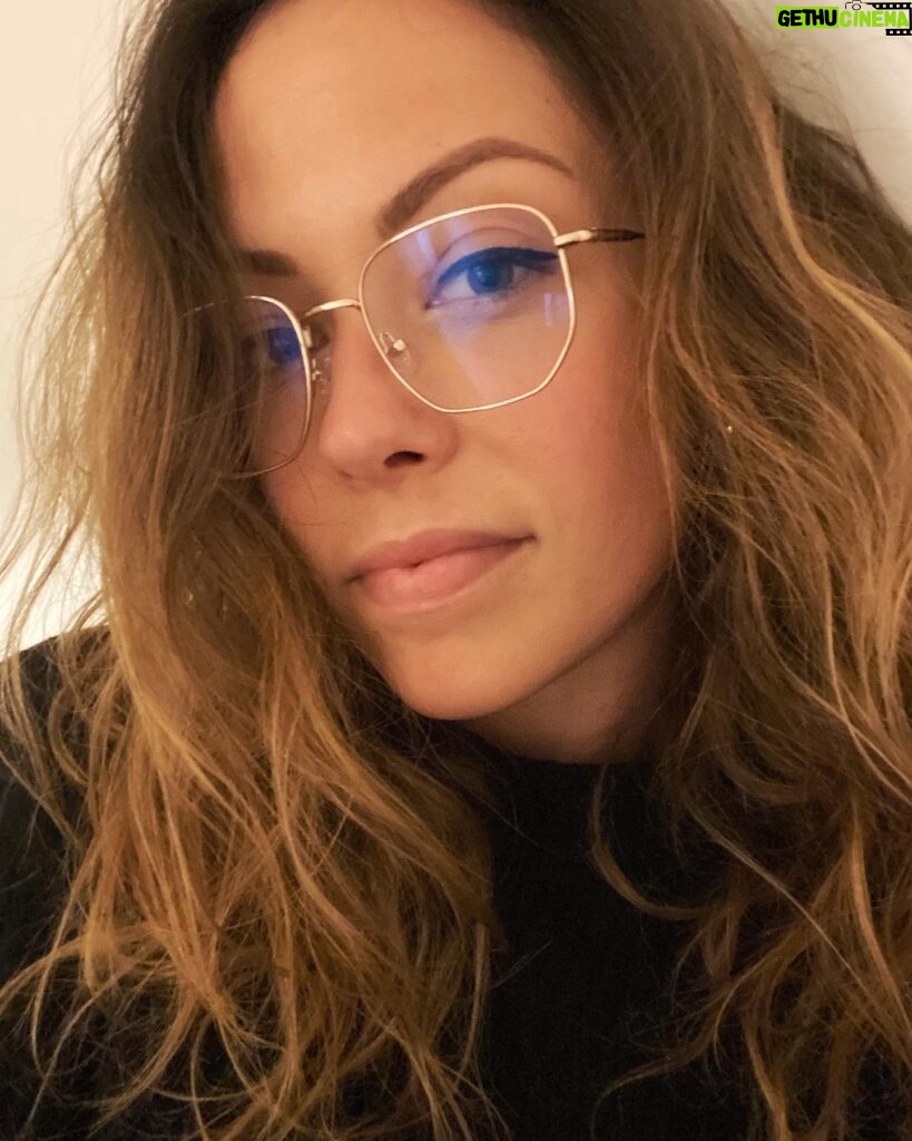 Dounia Coesens Instagram - Nouvelles lunettes VS Je vois enfin que 2021 va étrangement ressembler à 2020 .. Courage à tous 💪🏻 #putaindecovid #soyonsunis