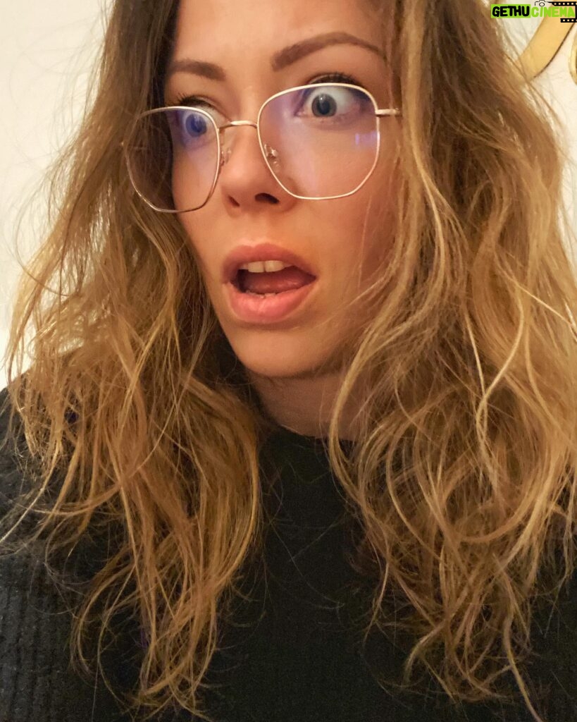 Dounia Coesens Instagram - Nouvelles lunettes VS Je vois enfin que 2021 va étrangement ressembler à 2020 .. Courage à tous 💪🏻 #putaindecovid #soyonsunis