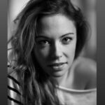 Dounia Coesens Instagram – Quand tu retombes sur le travail de @_pedro_lombardi 📸 Merci pour ton regard. Hâte d’être à la prochaine séance 🙃😉 
#pedrolombardi #noiretblanc #portrait #tango_plb #pedrolombardiphotographer #pedrolombardiphoto #mirada