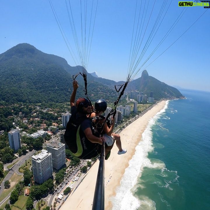 Dounia Coesens Instagram - Sensation forte 🪂🤘🏻 À Rio de Janeiro 🇧🇷