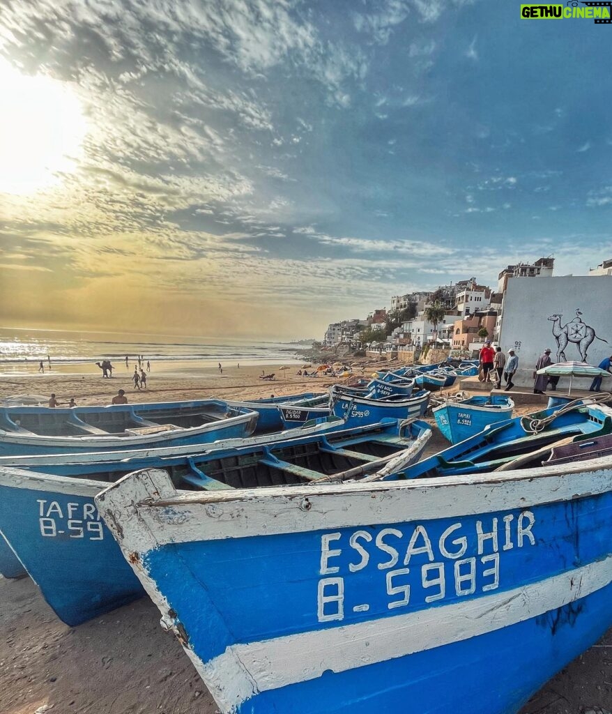 Dounia Coesens Instagram - Il y a deux dromadaires dans cette photo, sauras-tu les trouver 🐪 ? Bon j’avoue c’est facile… 😜 #taghazout #maroc #vanlife #vanlifestyle #surf