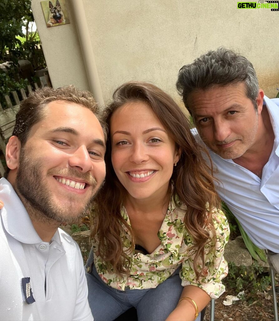 Dounia Coesens Instagram - Quelles belles rencontres sur @dna_tf1 1. La famille Saeed ! Mon @sasha_birdy_ et mon @samy_gharbi de grands comédiens au grand cœur. Samy nos soirées fous rires vont me manquer, mais on se lâche pas ❤️ 2. Parce que parfois je suis aussi joueuse que mon fils de fiction 😜 3. 👮🏻‍♂️Protégée par la joyeuse bande du commissariat qui m’ont accueilli les bras ouverts @youcefagl @mayel_elhajaoui @franckmonsigny 4. Mon @farouk_bermouga, incroyable partenaire. J’ai adoré jouer avec toi, quel homme ! Charisme et professionnalisme garanti. Mon @youcefagl, frère tu me fais tellement rire …❤️ 5. @emoireoff & @kamelbelghazi, Emmanuel, douceur et beauté incarnée. Kamel, jamais 2 sans 3 j’espère à vite 😘 6. Quand on rigole trop fort @sasha_birdy_ 🤣 et que même hors scène je dois aussi jouer la maman 😜 Tu vas me manquer mon fils. 7. Ma @charlienune, mon repère, mon amie. Je te rappelle demain d’ailleurs 🤣😘 8. La sublimissime et plus que talentueuse @juliedebazac.officiel avec qui c’était une évidence. Merci à toutes les équipes techniques et réalisatrices/eurs. C’est un aurevoir mais pas un adieu, j’espère. Je pars pour découvrir d’autres personnages mais je vous dis peut-être à l’année prochaine ! Merci @dna_tf1 & @tf1 de m’avoir fait ce beau cadeau qu’est le personnage de Romy. Elle m’a donné de la force. Merci 🙏🏻