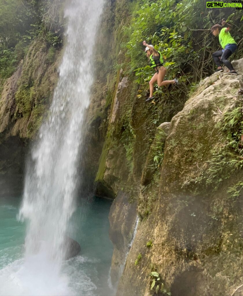 Dounia Coesens Instagram - 🇵🇭 🏝️⛰️🍜 #voyage #philippines #nature #plage #cascades #miam #tresses @marwanberreni