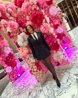 Dr. Contessa Metcalfe Instagram - The Haute Doc
Styled @shenell.welch 
 
💇🏽‍♀️ @lacedbyvonte_ 
💄 @arielleantoinette_makeup
👗 @misscircle_newyork
