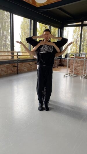 Drew Jacoby Instagram - A clip from our residency with @orsolina28 with @ilovelucius featuring @greg_lau @acaciaschachte @casiavengoechea #dance #lucius #art #contemporarydance  #ilovelucius #alien #creature #choreography #ballet #orsolina28 #drewjacoby