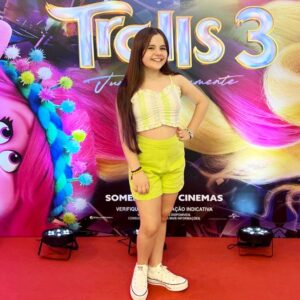 Duda Batista Instagram - Sempre fui fã dos Trolls, e tive até festa de aniversário deles.
E hoje assisti a pré estréia de #trolls3 e foi incrível! parabéns a todos envolvidos!🥰👏🏻🎉

.
.
.
Look: @pipitus.kids 
Loja: Pipitus Kids 

@universalpicsbr
@larissamanoela 
@andreamurucci 

#trolls3filme  #larissamanoela #universalfilm #domingo #dudabatista #atriz #atrizmirim