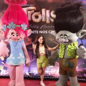 Duda Batista Instagram - Sempre fui fã dos Trolls, e tive até festa de aniversário deles.
E hoje assisti a pré estréia de #trolls3 e foi incrível! parabéns a todos envolvidos!🥰👏🏻🎉

.
.
.
Look: @pipitus.kids 
Loja: Pipitus Kids 

@universalpicsbr
@larissamanoela 
@andreamurucci 

#trolls3filme  #larissamanoela #universalfilm #domingo #dudabatista #atriz #atrizmirim