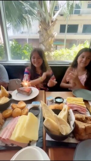 Duda Batista Instagram - Comecei o meu dia comemorando o meu aniversário na melhor cafeteria do Rio: @darkcoffeebr ! 🥳🎂🎉☕️
Na @darkcoffeebr , você vai encontrar muitas variedades de bolos e tortas, sem falar na quele café da manhã super especial, com tudo que tem direito. Então da uma Espiadinha nesse vídeo, e marque aqui o @ de quem vai te levar para comemorar o seu niver nesse lugar! 🥰🥳🎂🎉☕️🍰🥖
 
A @darkcoffeebr ! Fica no centro do Rio, São Bento 29
E na Tijuca: R Santo Afonso 215.
.
.
.
@mafemallet @julio.cesar.jc12 @fernandamalleth @fabiosilvestre2 @simonelourdes.dudinha 
@alan.victorrr