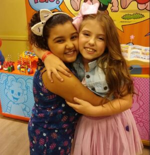 Duda Silva Instagram - Da novela para vida!! 5 anos de diferença entre as duas fotos, amei passar esse tempo com você @lorenaqueiroz 🫶🏼
.
.
.
#lorenaqueiroz #carinhadeanjo #sbt #matandoasaudade #saudades #felicidade #amigas #explore #explorepage #orlando #universalstudios #universalorlandoresort #islandsofadventureorlando #universaldestinationsbrasil #novelassbt