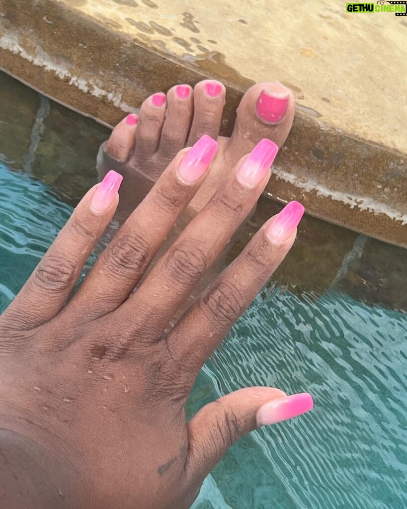 Dulcé Sloan Instagram - Didn’t have access to a man’s chest so I had to take it poolside.