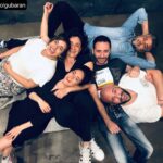 Duygu Yetiş Instagram - Çok soran oluyor Yalnızlar Kulübü sezona ne zaman başlayacak diye. Üzülerek başlamayacağımızı söyleyeyim dedim. Son oyunumuzu oynamışız haberimiz yokmuş:)) Harika bir sene, muazzam anılar, dostluklar, paylaşımlar. Boşuna tiyatroyu sevmiyoruz. İçinde bulunan; kenarından köşesinden geçen; 1 kere bile izlemeye gelmiş herkese iyi geliyor. Aynı sahneyi, kulisi, hayatı paylaştığım dostlarım, ailem; @kayaakkaya @umutkurt @devinozgurcinar @tasciceren @duille varlığınıza bin şükür. Her şey için size çok teşekkür ederim! @beratology ne iyi ettin bu ekibi topladın. Fikrine, üzerimizdeki emeğine, arkadaşlığına sağlık. @dilektora sen olmasan, güler yüzün olmasa olmaz:) @toyistanbul @centem Sadece bize değil, birçok oyuna, tiyatroya, sanata verdiğin destek için çok teşekkür ederim. İyi ki varsın! Başta @omersan.y kardeşim, apo, jr. Onur Akın @furkan.tunnc , @burcuilki bütün asistanlarımız; ellerinize, ayaklarınıza sağlık. En ağır işi yaptınız, hakkınız ödenmez! Tabi ki oynumuzu izlemeye gelen bütün dostlar, ayaklarınız dert görmesin. Yalnızlardan bu kadar! Eyvallah! 🙏🏾🙏🏾