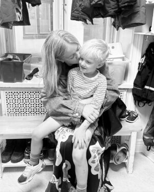 Ebba Kleberg von Sydow Instagram - Imorse. Sista gången nånsin jag lämnade den här lillprinsen på jordens tryggaste, finaste, härligaste plats - förskolan. Så många år, så tog det slut. Aldrig mer. Tacksamhet över att han blivit tröstad, omplåstrad, busad med, allt han fått lära sig om livet, och 🌍 här. Medans jag rusat på, pussat hejdå, vinkat genom fönstret, kastat mig till möten, fixat alla tusen och åter TUSEN saker som alltid måste fixas. Allt rusar i sådan fart. Usch. Jag grät så mycket idag, över tiden som rinner genom mina fingrar. Allt fel jag säkert gör, allt jag borde gjort mer av. 
Jag orkar sällan ens stanna upp och tänka på det, den förbannade tiden, och det BLIR ju också bara roligare - jag VET det. Här och nu är allt vi har. Men ibland väller det över en, och det gjorde det idag 💔