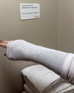 Ebba Kleberg von Sydow Instagram - Hej 2024, NU kör vi! Avgipsad = firar härmed MITT nyår. Att kunna skåla (well, snart iaf) med höger hand! Absolut mer synd om andra - men har helt ärligt varit rejält jobbigt (och fyfarao så ont jag hade, efter olyckan när jag störtade rakt ner i gatan och bröt ett ben i handen, på DAGEN när jag just repat mig efter en annan hälsogrej, som sänkt min höst) och segt att jobba runt en gipsad höger. Med skrivande, med massa jobb som tagit dubbla tiden, uppdrag, plåtningar, TV-jobb och ja, att vara bortskämd med två fungerande händer… ✊🏽 
Också en förklaring till dålig pepp på vissa fronter i livet, vilket nog skymtat även här på Insta ❤️ Nu: Rehab och som jag konstaterade på gymmet imorse: Målbild denna vår? Skadefri kropp. Herregud som jag drömmer om det. En stor, stark längtan efter att vara smärtfri och fungerande ❤️ SWIPE höger för bildbevis (ok, kanske skryt?!) för de gånger jag ändå kommit iväg till gymmet trots gipshanden! Alla gångerna jag INTE kommit iväg blev det alltså ingen selfie… 🥹 Men som med så mycket annat, fokusera på det som BLIR AV 💪🏽
