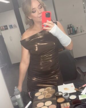 Ebba Kleberg von Sydow Instagram - Hej 2024, NU kör vi! Avgipsad = firar härmed MITT nyår. Att kunna skåla (well, snart iaf) med höger hand! Absolut mer synd om andra - men har helt ärligt varit rejält jobbigt (och fyfarao så ont jag hade, efter olyckan när jag störtade rakt ner i gatan och bröt ett ben i handen, på DAGEN när jag just repat mig efter en annan hälsogrej, som sänkt min höst) och segt att jobba runt en gipsad höger. Med skrivande, med massa jobb som tagit dubbla tiden, uppdrag, plåtningar, TV-jobb och ja, att vara bortskämd med två fungerande händer… ✊🏽 
Också en förklaring till dålig pepp på vissa fronter i livet, vilket nog skymtat även här på Insta ❤️ Nu: Rehab och som jag konstaterade på gymmet imorse: Målbild denna vår? Skadefri kropp. Herregud som jag drömmer om det. En stor, stark längtan efter att vara smärtfri och fungerande ❤️ SWIPE höger för bildbevis (ok, kanske skryt?!) för de gånger jag ändå kommit iväg till gymmet trots gipshanden! Alla gångerna jag INTE kommit iväg blev det alltså ingen selfie… 🥹 Men som med så mycket annat, fokusera på det som BLIR AV 💪🏽