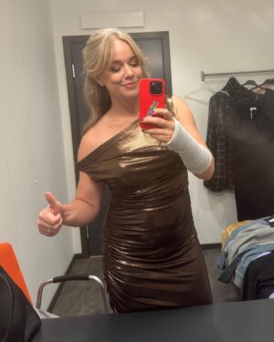Ebba Kleberg von Sydow Instagram - Hej 2024, NU kör vi! Avgipsad = firar härmed MITT nyår. Att kunna skåla (well, snart iaf) med höger hand! Absolut mer synd om andra - men har helt ärligt varit rejält jobbigt (och fyfarao så ont jag hade, efter olyckan när jag störtade rakt ner i gatan och bröt ett ben i handen, på DAGEN när jag just repat mig efter en annan hälsogrej, som sänkt min höst) och segt att jobba runt en gipsad höger. Med skrivande, med massa jobb som tagit dubbla tiden, uppdrag, plåtningar, TV-jobb och ja, att vara bortskämd med två fungerande händer… ✊🏽 
Också en förklaring till dålig pepp på vissa fronter i livet, vilket nog skymtat även här på Insta ❤️ Nu: Rehab och som jag konstaterade på gymmet imorse: Målbild denna vår? Skadefri kropp. Herregud som jag drömmer om det. En stor, stark längtan efter att vara smärtfri och fungerande ❤️ SWIPE höger för bildbevis (ok, kanske skryt?!) för de gånger jag ändå kommit iväg till gymmet trots gipshanden! Alla gångerna jag INTE kommit iväg blev det alltså ingen selfie… 🥹 Men som med så mycket annat, fokusera på det som BLIR AV 💪🏽