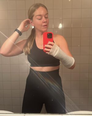 Ebba Kleberg von Sydow Instagram - Hej 2024, NU kör vi! Avgipsad = firar härmed MITT nyår. Att kunna skåla (well, snart iaf) med höger hand! Absolut mer synd om andra - men har helt ärligt varit rejält jobbigt (och fyfarao så ont jag hade, efter olyckan när jag störtade rakt ner i gatan och bröt ett ben i handen, på DAGEN när jag just repat mig efter en annan hälsogrej, som sänkt min höst) och segt att jobba runt en gipsad höger. Med skrivande, med massa jobb som tagit dubbla tiden, uppdrag, plåtningar, TV-jobb och ja, att vara bortskämd med två fungerande händer… ✊🏽 
Också en förklaring till dålig pepp på vissa fronter i livet, vilket nog skymtat även här på Insta ❤️ Nu: Rehab och som jag konstaterade på gymmet imorse: Målbild denna vår? Skadefri kropp. Herregud som jag drömmer om det. En stor, stark längtan efter att vara smärtfri och fungerande ❤️ SWIPE höger för bildbevis (ok, kanske skryt?!) för de gånger jag ändå kommit iväg till gymmet trots gipshanden! Alla gångerna jag INTE kommit iväg blev det alltså ingen selfie… 🥹 Men som med så mycket annat, fokusera på det som BLIR AV 💪🏽
