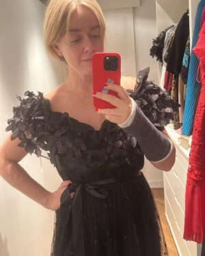 Ebba Kleberg von Sydow Instagram - Hej 2024, NU kör vi! Avgipsad = firar härmed MITT nyår. Att kunna skåla (well, snart iaf) med höger hand! Absolut mer synd om andra - men har helt ärligt varit rejält jobbigt (och fyfarao så ont jag hade, efter olyckan när jag störtade rakt ner i gatan och bröt ett ben i handen, på DAGEN när jag just repat mig efter en annan hälsogrej, som sänkt min höst) och segt att jobba runt en gipsad höger. Med skrivande, med massa jobb som tagit dubbla tiden, uppdrag, plåtningar, TV-jobb och ja, att vara bortskämd med två fungerande händer… ✊🏽 
Också en förklaring till dålig pepp på vissa fronter i livet, vilket nog skymtat även här på Insta ❤️ Nu: Rehab och som jag konstaterade på gymmet imorse: Målbild denna vår? Skadefri kropp. Herregud som jag drömmer om det. En stor, stark längtan efter att vara smärtfri och fungerande ❤️ SWIPE höger för bildbevis (ok, kanske skryt?!) för de gånger jag ändå kommit iväg till gymmet trots gipshanden! Alla gångerna jag INTE kommit iväg blev det alltså ingen selfie… 🥹 Men som med så mycket annat, fokusera på det som BLIR AV 💪🏽