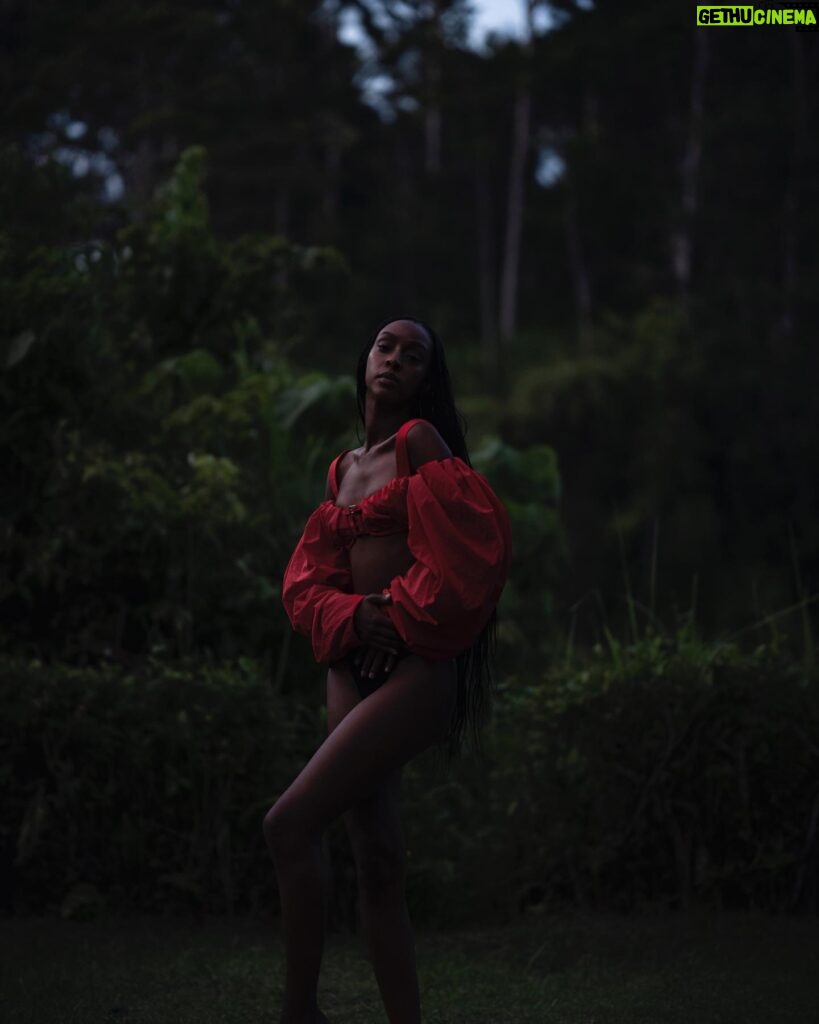 Ebony Obsidian Instagram - Happy Birthday Mama ♾️ Happy New Year Ya’ll 🌴