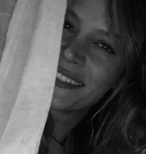 Ebru Cündübeyoğlu Instagram - Pat, satrançta bir oyuncunun oyun sırası geldiği halde hiçbir hamle yapamadığı ancak karşı taraf şah çekmediği için oyunu da kaybetmediği oyundur. 

Yani bazen  pat diye bitiverir oyunlar mat beklemez.